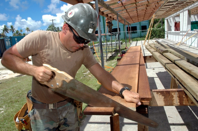 ebeniste-MASSOINS-min_worker_construction_building_carpenter_male_job_build_helmet-893290